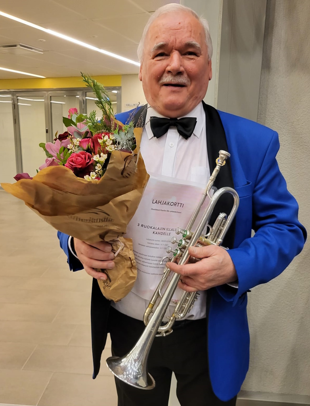 Jyväskylän puhallinorkesterin Kari Virtanen soittaja 60 v. soittajana juhlistettiin konsertissa